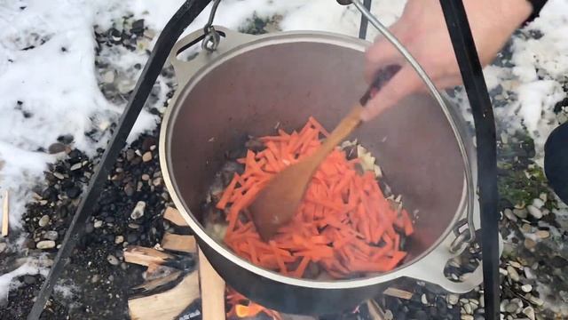Мясо // лук // морковь // казан // угадайте что у нас на ужин??готовим на костре… смотреть онлайн