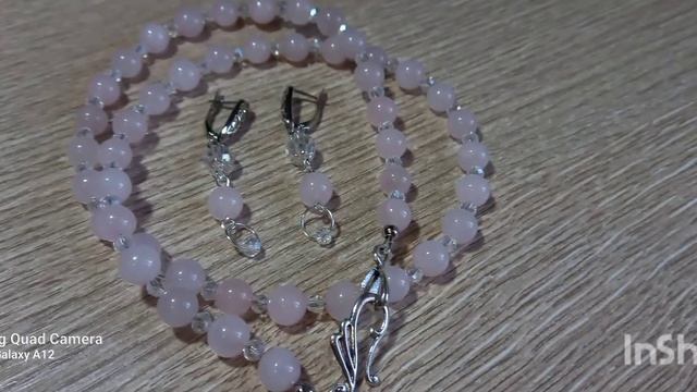 Ожерелье из розового кварца.
