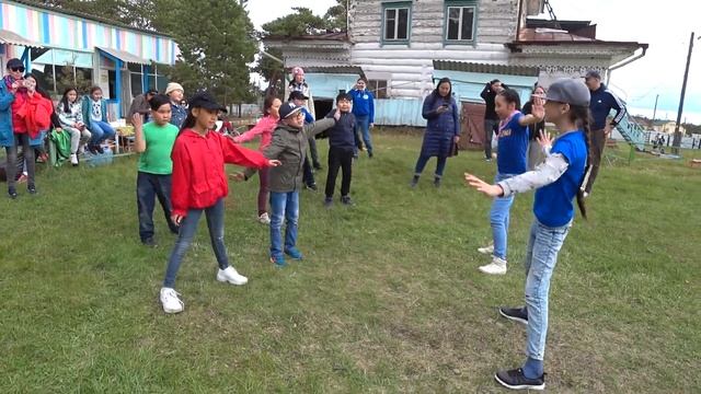 Флешмоб 3"а" класс. Танец "Якутяночка" от Бушковой Кати и Никулиной Юли смотреть онлайн