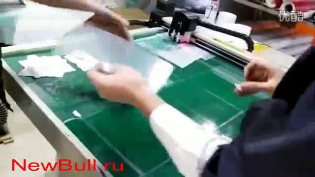 Планшетный режущий плоттер DCZ в процессе нарезки самоклеющейся пленки OCA для мобильных устройств, смотреть онлайн