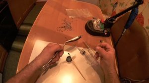 Финишное покрытие воблера лаком.