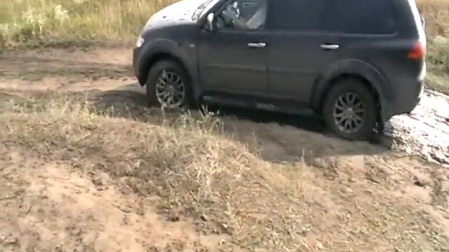 Дорога как масло, резина даже не цепляется. смотреть онлайн