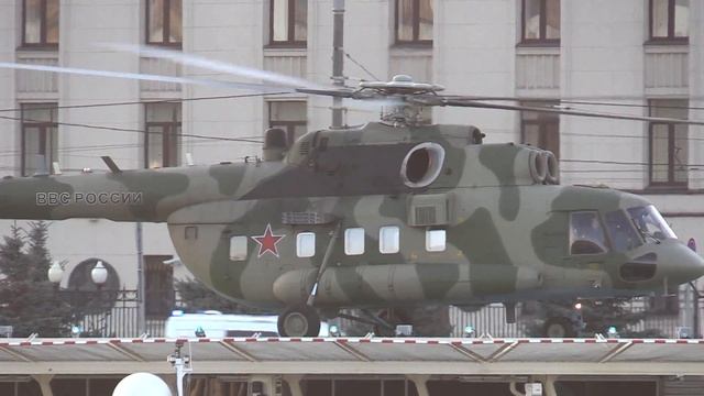 Красивая посадка на закате вертолета Ми-171Ш в Москве в контровом освещении смотреть онлайн