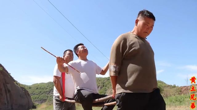 卤味肥肠+麻辣猪耳朵！兄弟几人闷头吃，大口啃肉真香！【黄土兄弟】 смотреть онлайн