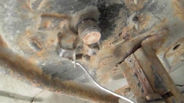 Dodge Caravan 4 2001гв: механизм опускания запаски