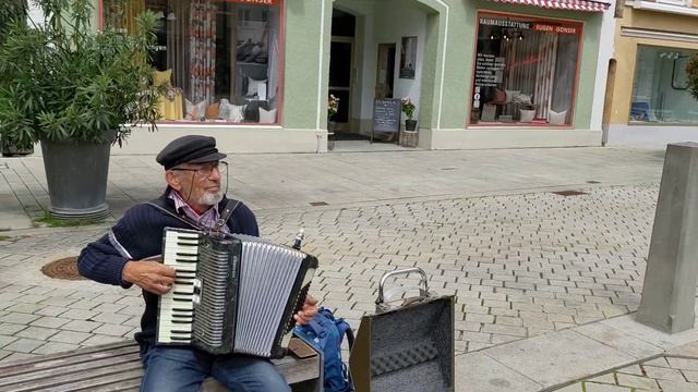 A street accordion player in a small town in Bavaria, Mindelheim, Germany-2 смотреть онлайн