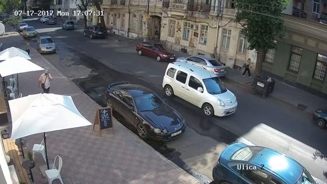 В центре Одессы из ресторана украли стул смотреть онлайн