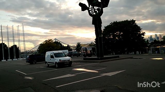 Трава в росе Цветет сирень Обычный день смотреть онлайн