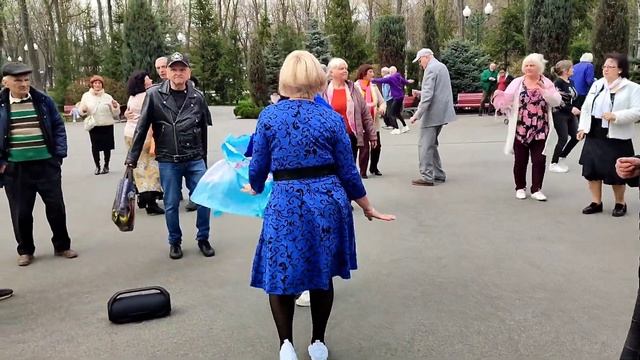 С ТОЙ ДЕВЧОНКОЙ ДРУЖИЛ Я ДАВНО! ТАНЦЫ В ПАРКЕ ? ХАРЬКОВ АПРЕЛЬ 2023 смотреть онлайн