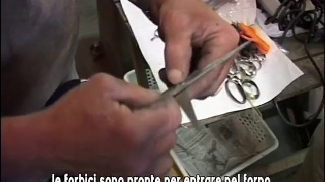 L'arte di Mastro Livi nel proprio laboratorio di Perugia - L'artigiano italiano dei rasoi смотреть онлайн