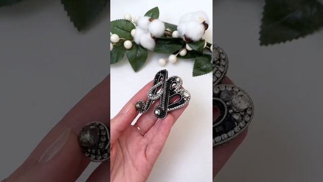 Броши-профессии. Чем занимаетесь вы? ☺️ #брошь #ручнаяработаназаказ #хендмейд #shortsvideo смотреть онлайн