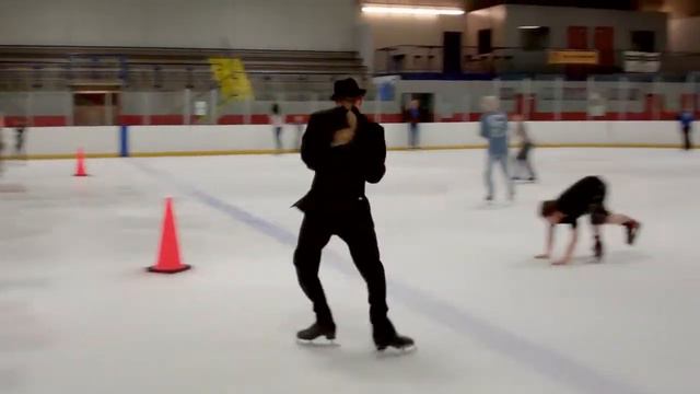 Puttin on the Tux- Skating смотреть онлайн