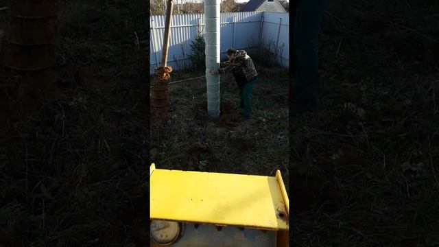 Бурим 6 метров дренажные отверстия до песка и ставим трубы смотреть онлайн