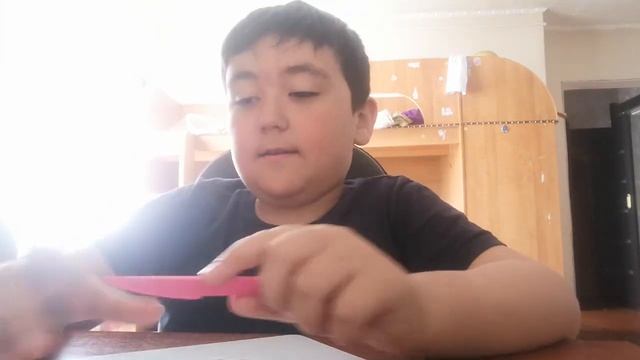 слепил гусеницу из пластилина ???