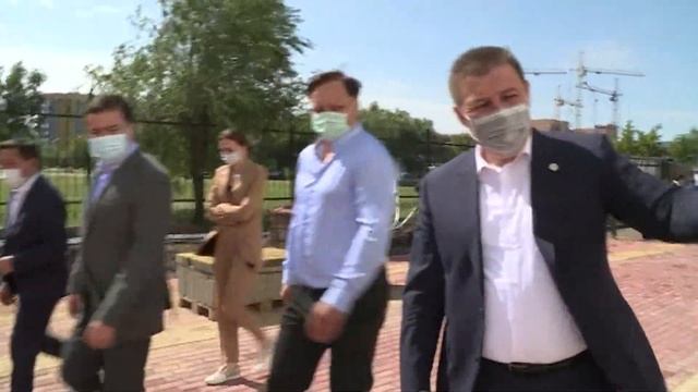 Глава региона посетил стройку образовательных учреждений, строящийся теннисный корт и автопарк №3. смотреть онлайн