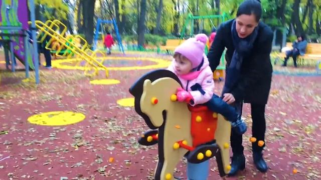 Саша играет на детской площадке, катается на качелях/Sasha plays on the playground смотреть онлайн