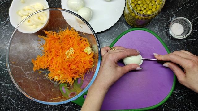 Беру банку горошка и морковку! смотреть онлайн