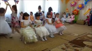 Хор рук с цветами и бабочками. Выпускной в детском саду.