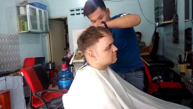 22.01.2019. Молодежная парикмахерская в дебрях. Это выглядит как-то так. Стрижка 40.000 донгов. смотреть онлайн