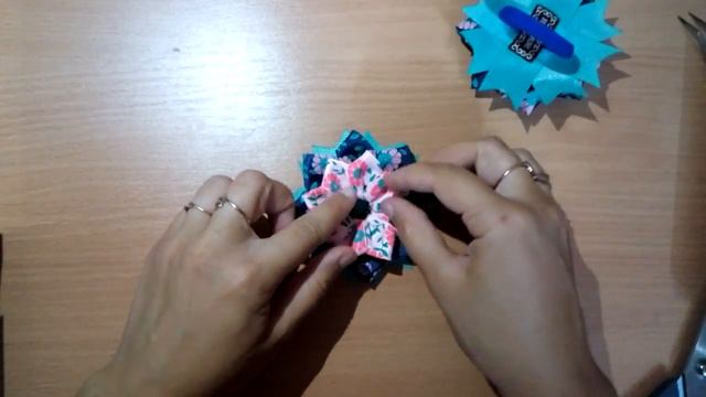 Резинки бантики из лент канзаши МК / Flowers from ribbons DIY смотреть онлайн