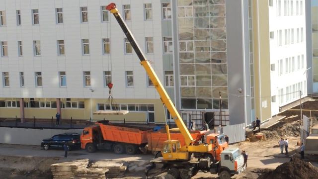 Автокран грузит плиты в Самосвал-Камаз смотреть онлайн