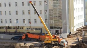 Автокран грузит плиты в Самосвал-Камаз