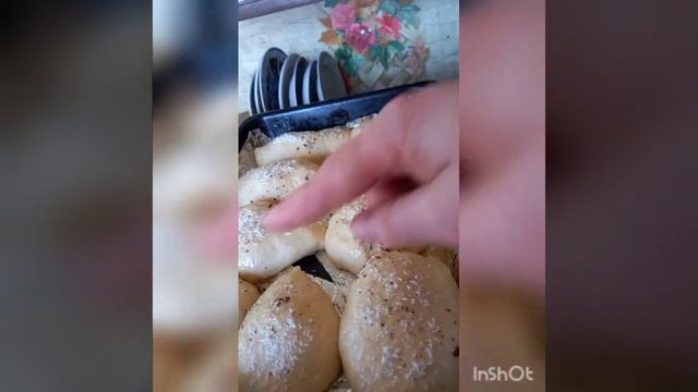 12.02.23.Пеку пирожки с шоколадом .Взбиваю масло.Тушёная картошка с домашним петухом. смотреть онлайн