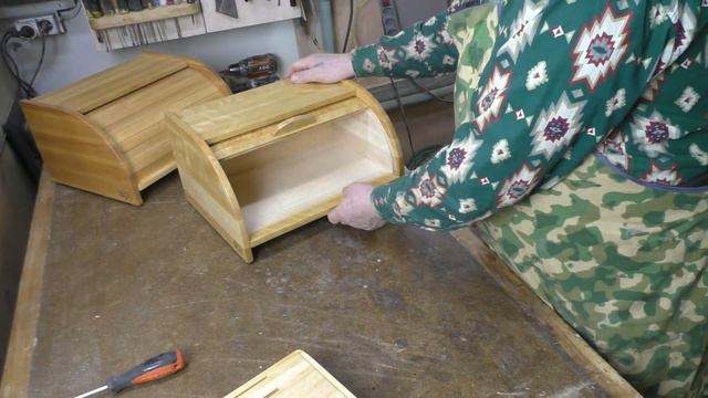 Хлебница из дерева, с встроенной доской для нарезки. Мои новые доработки. смотреть онлайн