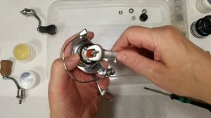 Установка подшипника в гайку ротора катушек Shimano.