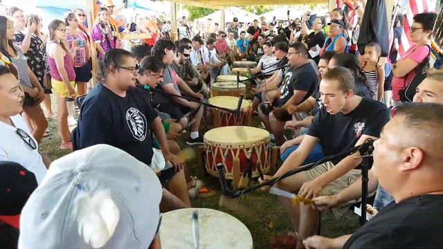 August 2017 - Super Drum Group singing the Mi'gmaq Honor Song. #ListugujPowwow #Antele2017 смотреть онлайн