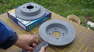 Замена задних тормозных колодок и дисков. Киа Рио 3 (Kia Rio 3), Хендай Солярис (Hyndai Solaris).