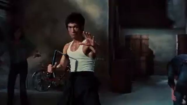 Брюс Ли еще раз разъяснил непонятливым бандитам, что такое тайский бокс смотреть онлайн