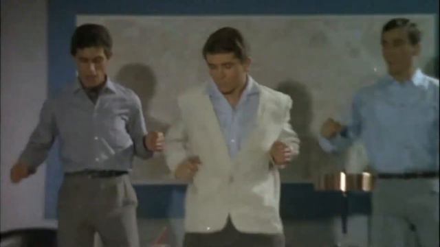 Ο Βασίλης Αυλωνίτης ''διδάσκει'' bossa nova στην Ελένη Ανουσάκη - Η εποχή της αθωότητας! смотреть онлайн
