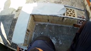 Кладка облицовочного кирпича с полным,белым швом .