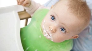 Почему ребенок срыгивает после кормления грудным молоком?