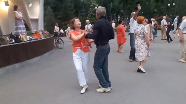 Без шипов нигде не встретить роз!!!??Танцы в парке Горького!!! ??Харьков 2021 смотреть онлайн