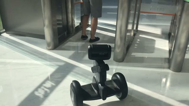 Commuting with Loomo Robot смотреть онлайн