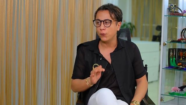 Анар Агакишиев о татуированных бровях, оперированных носах и переезде в Европу - Интервью смотреть онлайн