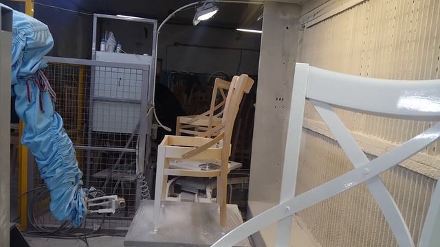 Как нужно экономно и быстро красить стулья из массива | Робот YASKAWA смотреть онлайн