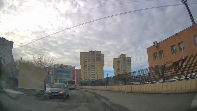 Движение на автомобиле по Тюмени до музыкальной школы и обратно смотреть онлайн