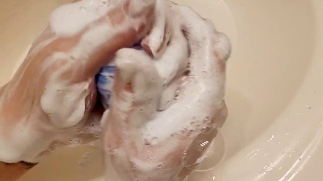 soaked soap🧼slivers recycled into ball and lathered #asmr #asmrsoap #soap #soaplathering #mushysoap смотреть онлайн