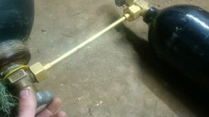 Перекачиваю углекислоту из большого баллона в маленький