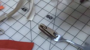 Трюк с вилкой, чтобы вставить "бегунок" в молнию