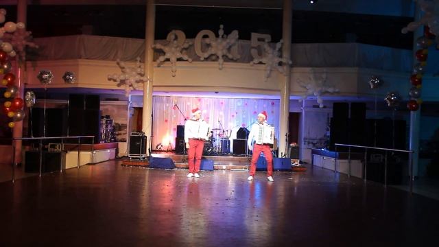 Дуэт аккордеонистов "Штрихкод" Новогодние попурри смотреть онлайн