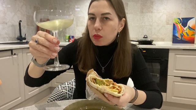 Свидание СОСТОЯЛОСЬ 😎☕️🖤 Я как Бабка 👵🏻 со свидания через АПТЕКУ 🙈 МУКБАНГ ШАУРМА 🌯 MUKBANG смотреть онлайн