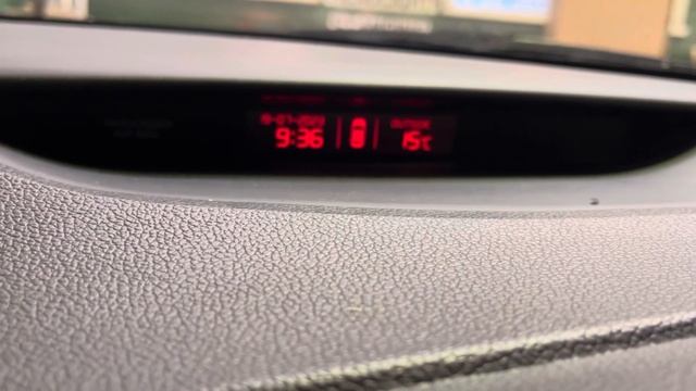 Kia Ceed Clock Settings. How to set the time, date and change the ￼ temperature from C to F смотреть онлайн