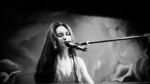 В комнате цветных пелерин