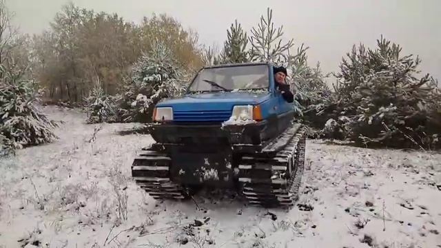 Самодельный гусеничный вездеход, на базе легковой малолитражки. смотреть онлайн