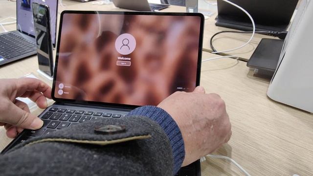 Huawei MateBook E laptop and windows tablet hands-on смотреть онлайн