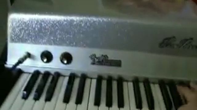 Fender-Rhodes-Piano-Bass.avi смотреть онлайн